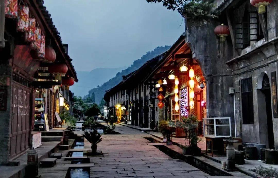 你找他，他很少理你，你不找他，他会观察你有没有给他发消息，这是为何？游戏画面